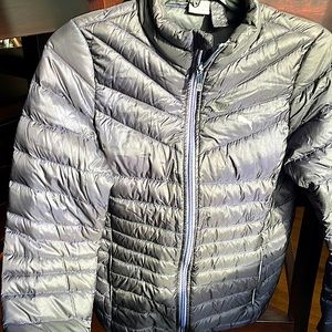 Kids Puma black jacket with down feathers.